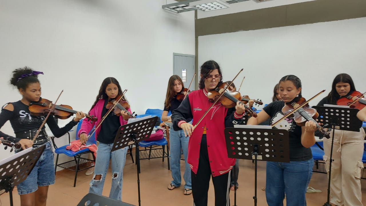 Ensaio de violinos em sala de aula, Caicó/RN, fevereiro de 2026