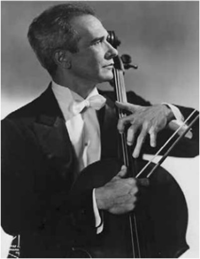 Aldo Parisot tocando violoncelo — foto histórica em preto e branco